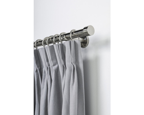 Gordijnroede met gordijnringen en grijs gordijn