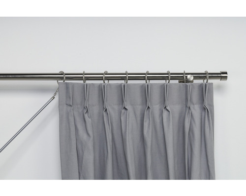 Grijs gordijn met plooibandophanging aan gordijnroede met ringen