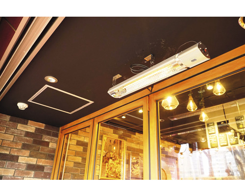 Plafond gemonteerde terrasverwarmer in een ruimte