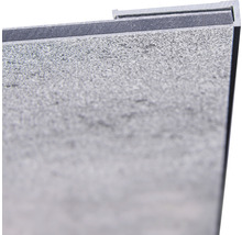 Detailopname van een grijze wandbekleding met tand- en groefverbinding.