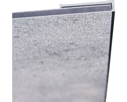 Detailopname van een grijze wandbekleding met tand- en groefverbinding.