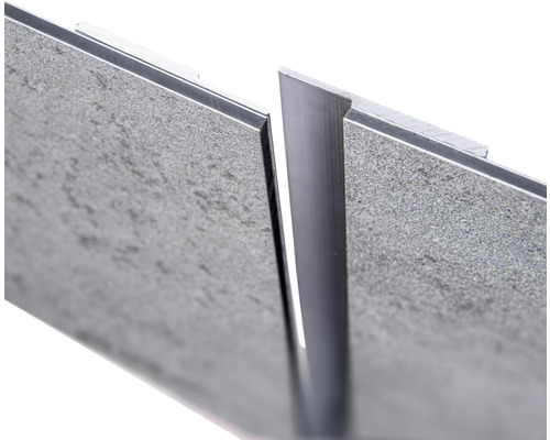 Detailopname van een metalen tegelprofiel