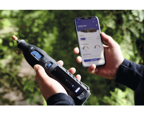 Accu multifunctioneel gereedschap met smartphone app bediening wordt in de handen gehouden