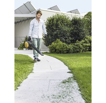 Man maakt voetpad schoon met een bladblazer