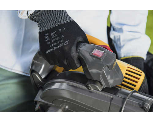 Persoon bedient bladzuiger met beschermende handschoenen