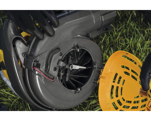 Gedemonteerde hakselaar op gazon met zichtbaar rotorblad