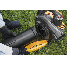Bladblazer met gemonteerde hulpstukken op gras