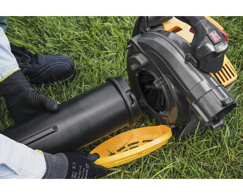 Bladblazer met gemonteerde hulpstukken op gras