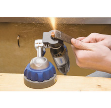 Dremel gereedschapslijper met werkstuk in de hand