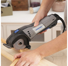 Dremel DSM20 compacte zaag in gebruik bij het zagen van hout