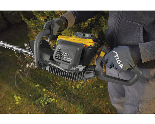 Persoon houdt een heggenschaar vast.