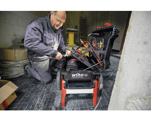 Ambachtsman met Wiha gereedschapskoffer met gereedschap