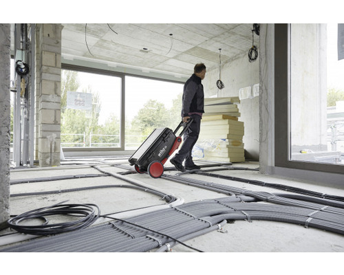 Ambachtsman trekt een gereedschapskoffer van Wiha door een casco