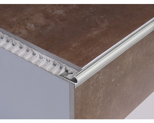 Tegelafwerkrand van metaal op tegels