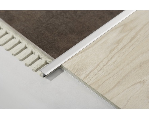 Detailopname van een overgangsprofiel tussen twee vloerbedekkingen