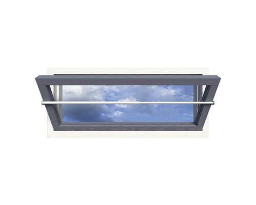 Dakvenster met openstaand raam en uitzicht op de lucht