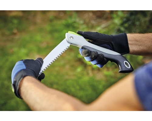 Een persoon houdt een inklapbare zaag vast met handschoenen.