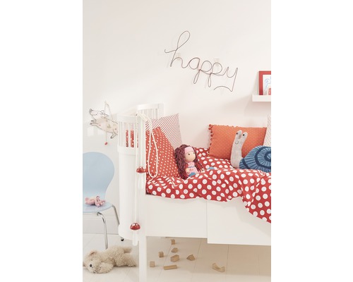 Kinderkamer met kinderbed, speelgoed en decoratie