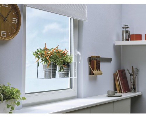 Lichte keuken met vensterbank, kruiden, klok en keukengerei