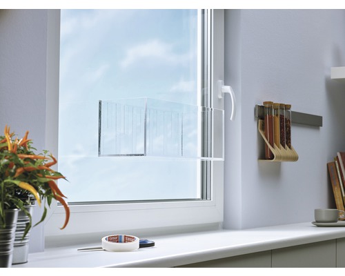 Scene met raam, raamfolie en kruidenrek