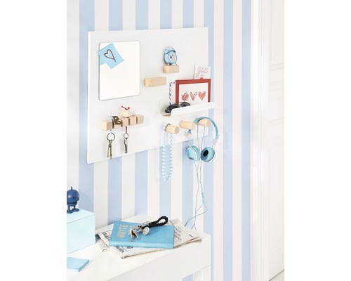 Wandorganizer met opbergvakken, spiegel, haken en decoratie aan gestreepte muur