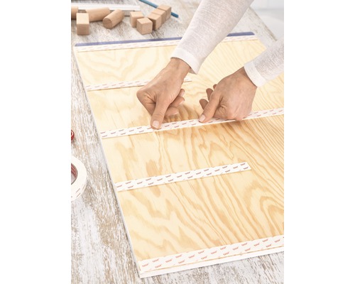 Aanbrengen van dubbelzijdig plakband op een houten plaat