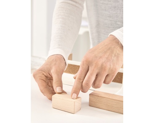 Persoon hanteert houten blokken