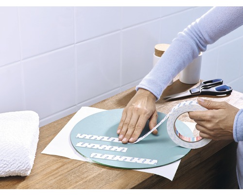 Dubbelzijdige tape aanbrengen op een ronde spiegel