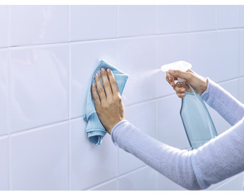 Tegels schoonmaken met spuitfles en doek