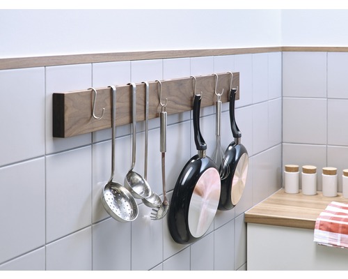 Keukengerei hangend aan een houten lat