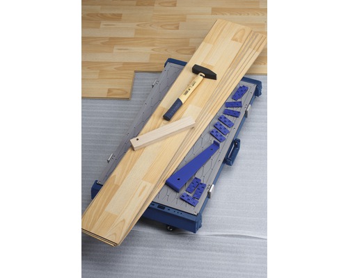 Gereedschap en laminaat op een vloerinstallatiewagen