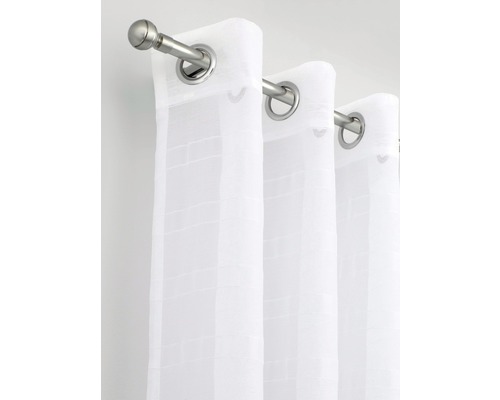 Wit gordijn met zeilringen aan een gordijnroede