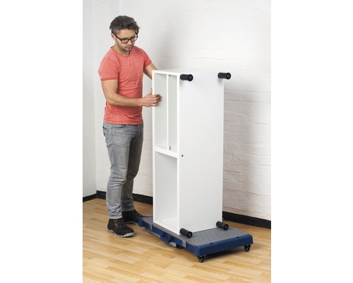 Man verplaatst een witte plank op een rolplank.