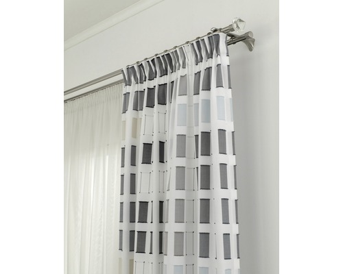 Gordijn met grafisch patroon aan een dubbele gordijnroede