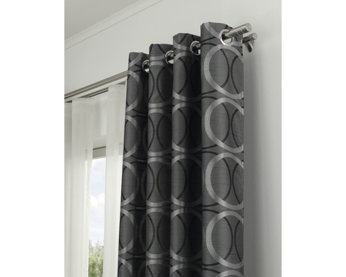 Decoratief gordijn met ringen en cirkelpatroon aan een gordijnroede