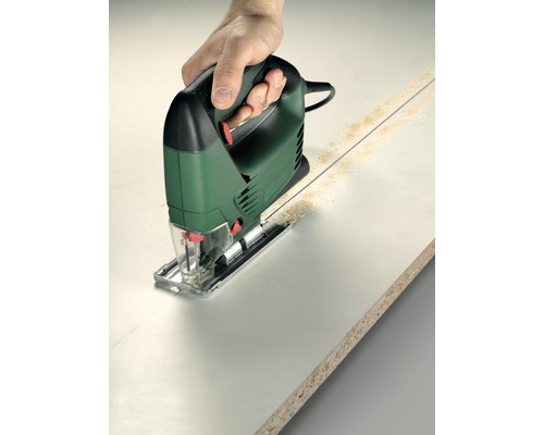 Een decoupeerzaag zaagt een werkstuk.