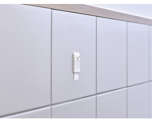 Zelfklevende haak aan een betegelde wand