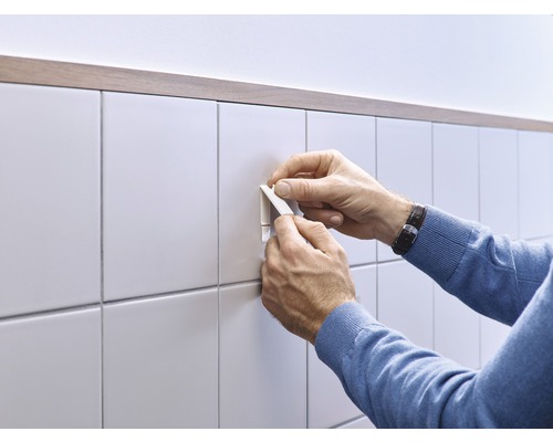 Installatie van tegelrailprofiel op tegels