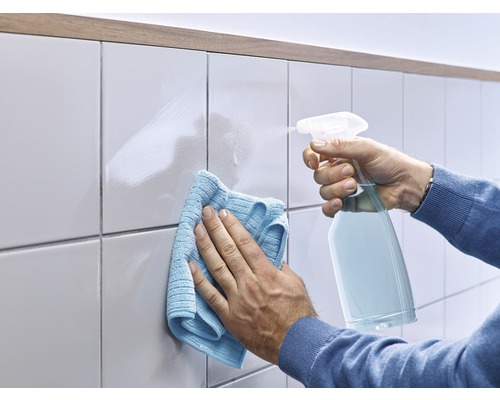 Tegels reinigen met spuitfles en doek