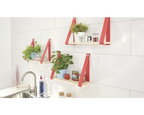 Keukenscène met drie houten planken met banden ter ophanging, gedecoreerd met planten en keukengerei.