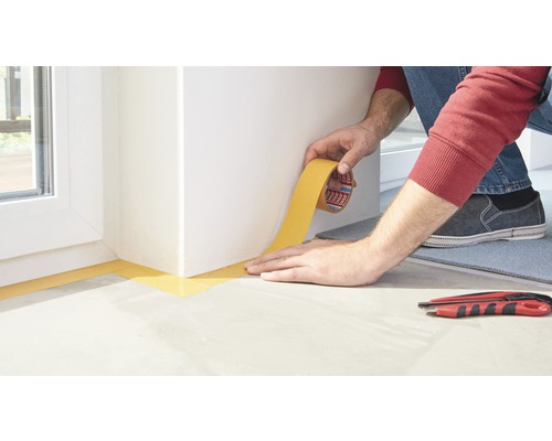 Afplakband wordt aangebracht op muur en vloer