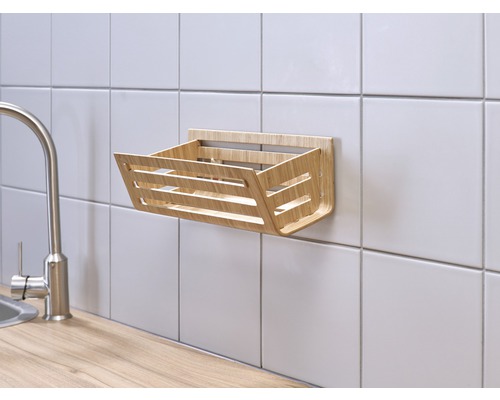 Bamboe wandmand in de keuken, voor het opbergen van keukengerei