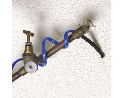 Waterkraan met verwarmingskabel op de buis