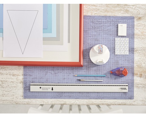 Hobbybenodigdheden zoals snijmat, liniaal, potloden, papier en lijm voor knutselprojecten