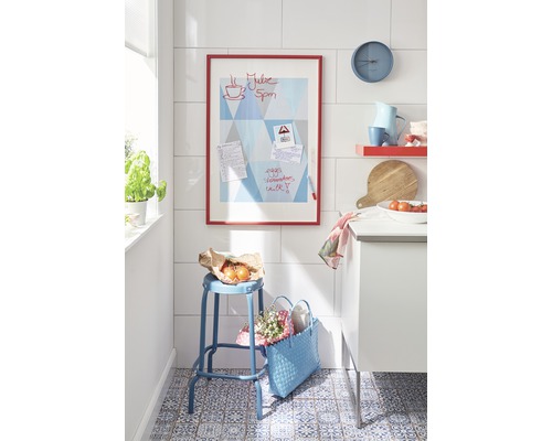 Lichte keuken met decoraties, kruk en beschrijfbare magnetische plaat