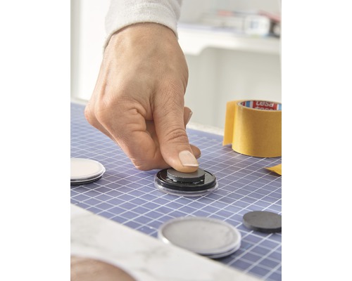 Persoon bevestigt magneet op rond oppervlak