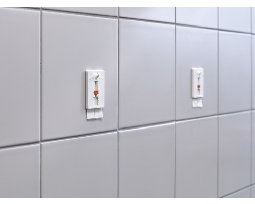 Tegelwand met twee aangebrachte tegel nivelleersystemen