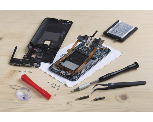 Smartphone reparatieset met gereedschap en open mobiele telefoon