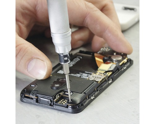 Reparatie van een mobiele telefoon met een schroevendraaier