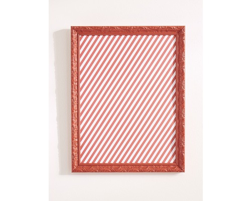 Vierkante fotolijst met sierlijst en gestreept patroon